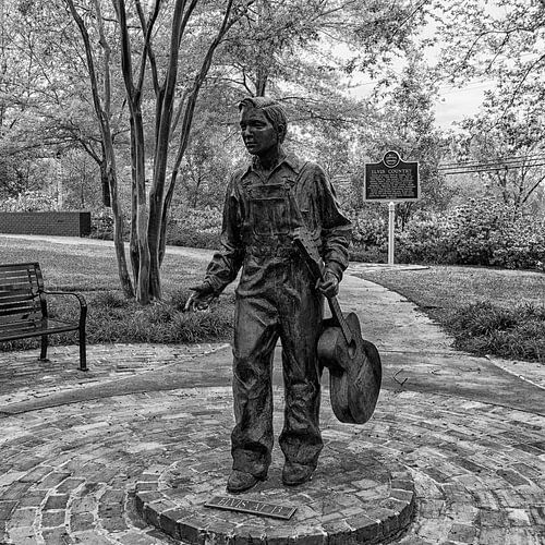 Standbeeld van Elvis Presley met gitaar op 13-jarige leeftijd