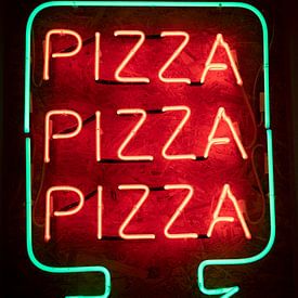 Neon Pizza sign in oranje en groen in Soho Londen UK van Christa Stroo fotografie