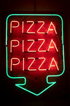 Neon Pizza sign in oranje en groen in Soho Londen UK van Christa Stroo fotografie