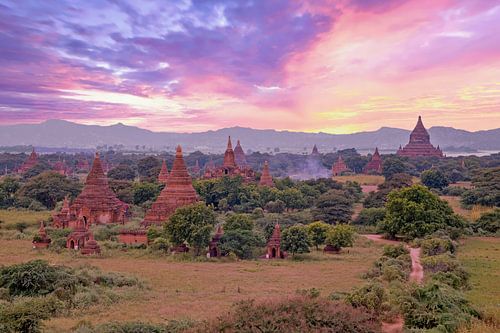 Oude historische tempels in Bagan Myanmar met zonsondergang