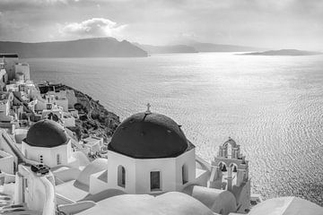 Kerk in het dorp Oia op het eiland Santorini. Zwart-wit beeld. van Manfred Voss, Schwarz-weiss Fotografie