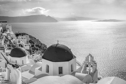 Kerk in het dorp Oia op het eiland Santorini. Zwart-wit beeld.