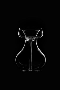 Stilleven in zwartwit - Cocktailglas en karaf op zwarte achtergrond van Pascal Heymans