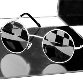 Sonnenbrille im Badezimmer von Ronald Veelenturf