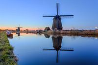 Molens bij de Molenkade in Alkmaar in de nacht vlak voor zonsopkomst