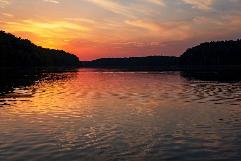 Gouden zonsondergang bij het Roofesee meer van Flatfield