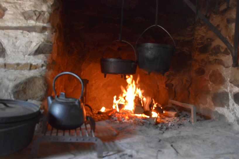Ein Kamin in einem alten Haus von Claude Laprise