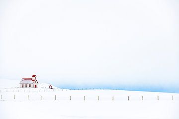 IJslands kerkje in winter landschap. van Ron van der Stappen