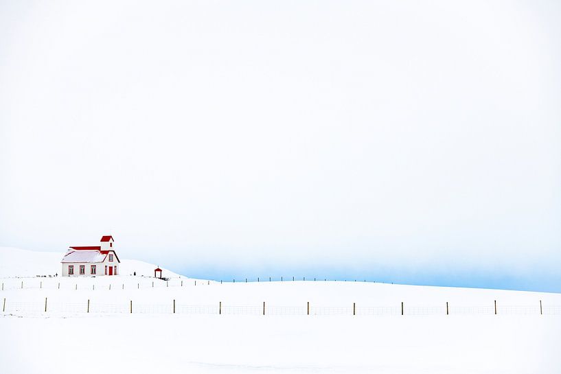 IJslands kerkje in winter landschap. van Ron van der Stappen