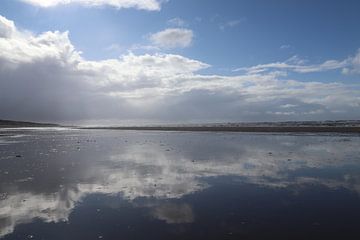 Sand mirror 2 by Noor van Duijvenboden