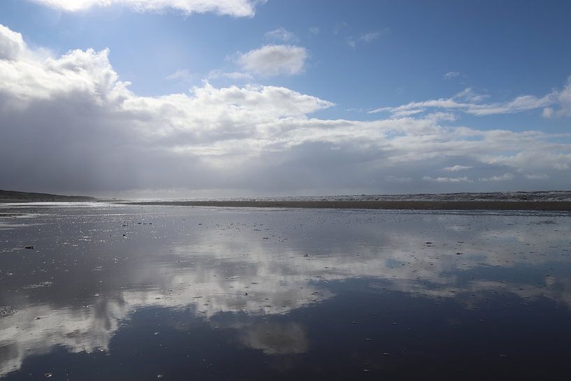 Sand mirror 2 by Noor van Duijvenboden