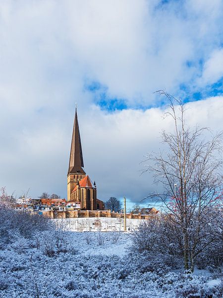 Gezicht op de Petrikirche in de winter in Rostock van Rico Ködder
