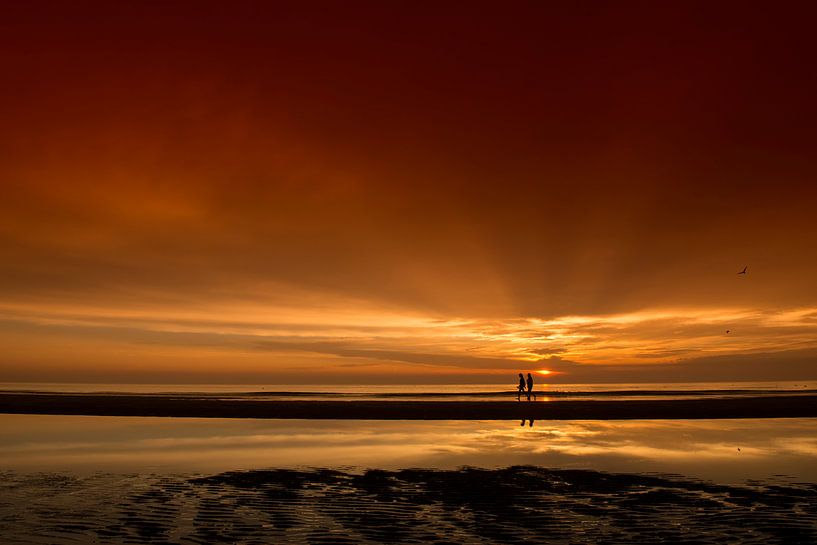 Wanderer bei Sonnenuntergang von Dick van Duijn