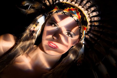 Blonde avec ornement de plumes