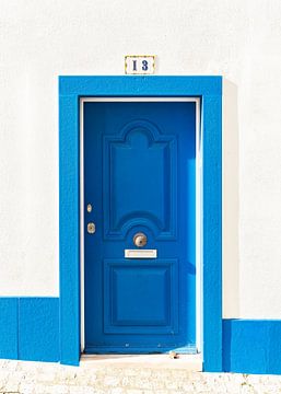 Blauw witte deur in Ericeira, Portugal van Adelheid Smitt