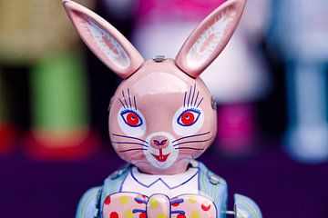 Metal uitstekende stuk speelgoed van een konijn op een rommelmarkt van Tony Vingerhoets