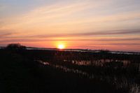 De zon gaat onder op het Sneekermeer