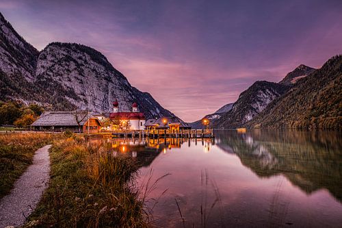 Königssee met St. Bartholomä bij zonsondergang