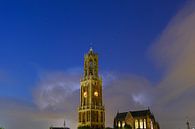 Domtoren en Domkerk in Utrecht met donderwolk en sterrenhemel (2) van Donker Utrecht thumbnail