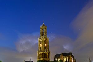 Domtoren en Domkerk in Utrecht met donderwolk en sterrenhemel (2) van Donker Utrecht