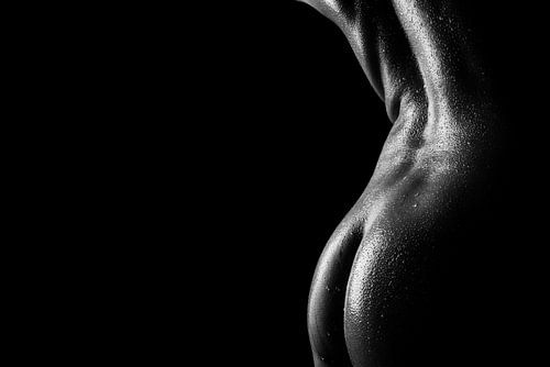 Geolied naakt vrouwelijk lichaam – sensuele zwart-wit close-up