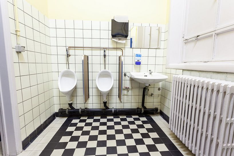 Urinoirs dans les toilettes pour hommes par Marcel Derweduwen
