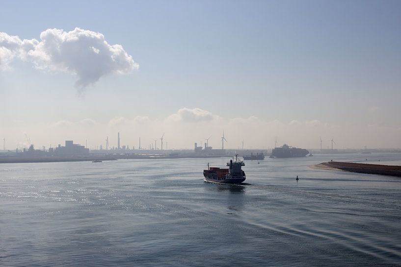 een coaster bij het vallen van de avond op weg naar zee van W J Kok