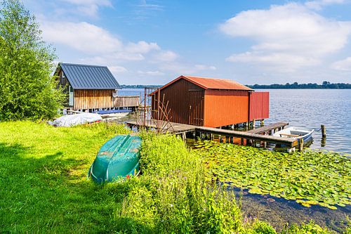 Bootshuizen en boten aan de Schaalsee, vlakbij de stad Zarrentin