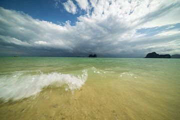 Op het strand van het paradijselijke eiland Koh Ngai van Walter G. Allgöwer