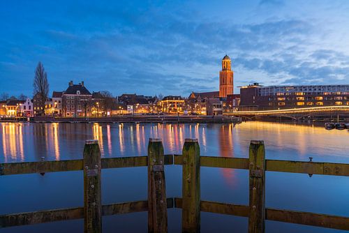 Die Skyline von Zwolle während der Blauen Stunde