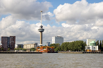 Euromast Rotterdam vanaf de Maas
