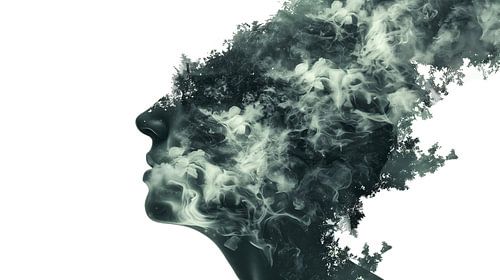 Vrouw in het bos met surrealistisch dubbel belichtingseffect