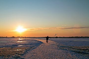 Eenzame schaatser op een meer in Noord Holland bij zonsondergang van Eye on You