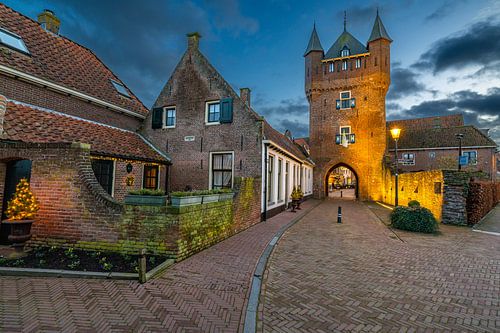 Hattem, stadspoort de Dijkpoort tijdens een winteravond