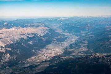 Luchtfoto vanuit het vliegtuig in het Inn-dal boven Innsbruck van Leo Schindzielorz