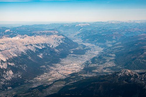 Luchtfoto vanuit het vliegtuig in het Inn-dal boven Innsbruck