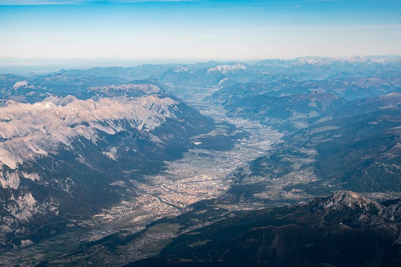 Luchtfoto vanuit het vliegtuig in het Inn-dal boven Innsbruck van Leo Schindzielorz