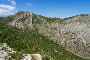 Paysage de montagnes verdoyantes et sommet du Castell d'Aixa