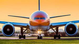De KLM Dutch Pride Boeing 777 tijdens zonsondergang van Dennis Janssen
