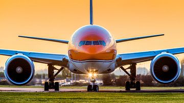De KLM Dutch Pride Boeing 777 tijdens zonsondergang