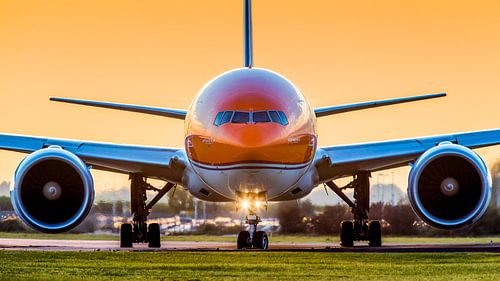 Le Boeing 777 de KLM Dutch Pride au coucher du soleil. sur Dennis Janssen