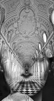 Doppelausstellung eines Schwarz-Weiß-Fotos eines Frauenporträts mit dem Alcazar-Palast in