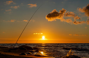 Angeln auf Rügen am Strand bei Sonnenuntergang am Kap Arkona
