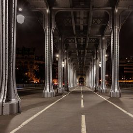 Pont de Bir-Hakeim in de nacht. van Patrick Löbler