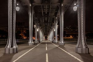 Pont de Bir-Hakeim in der Nacht. von Patrick Löbler