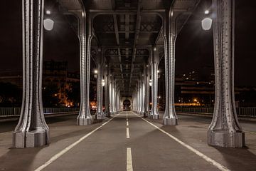 Pont de Bir-Hakeim in de nacht. van Patrick Löbler