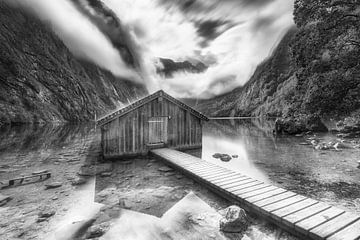 Boothuis aan de Königssee in Beieren. Zwart-wit beeld. van Manfred Voss, Schwarz-weiss Fotografie