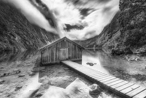Boothuis aan de Königssee in Beieren. Zwart-wit beeld.
