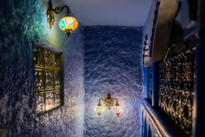 Blauwe architectuur in Chefchaouen, Marokko van Roy Poots