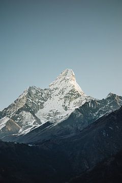 Berg Ama Dablam in de Himalaya, staande foto van Thea.Photo